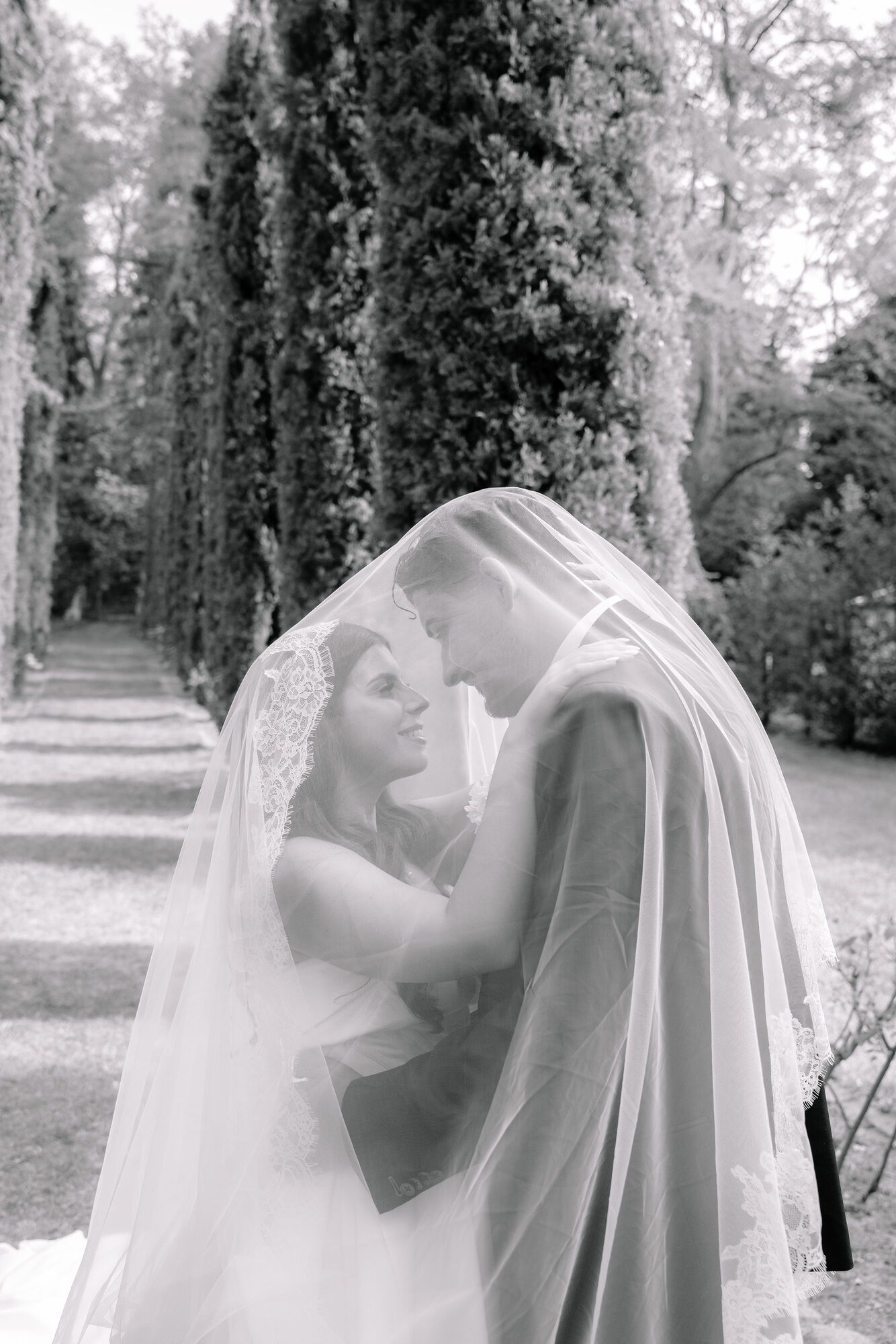 Hochzeitsfotograf Morrhof Großkarlbach – Brautpaar unter dem Schleier in der Zypressenallee