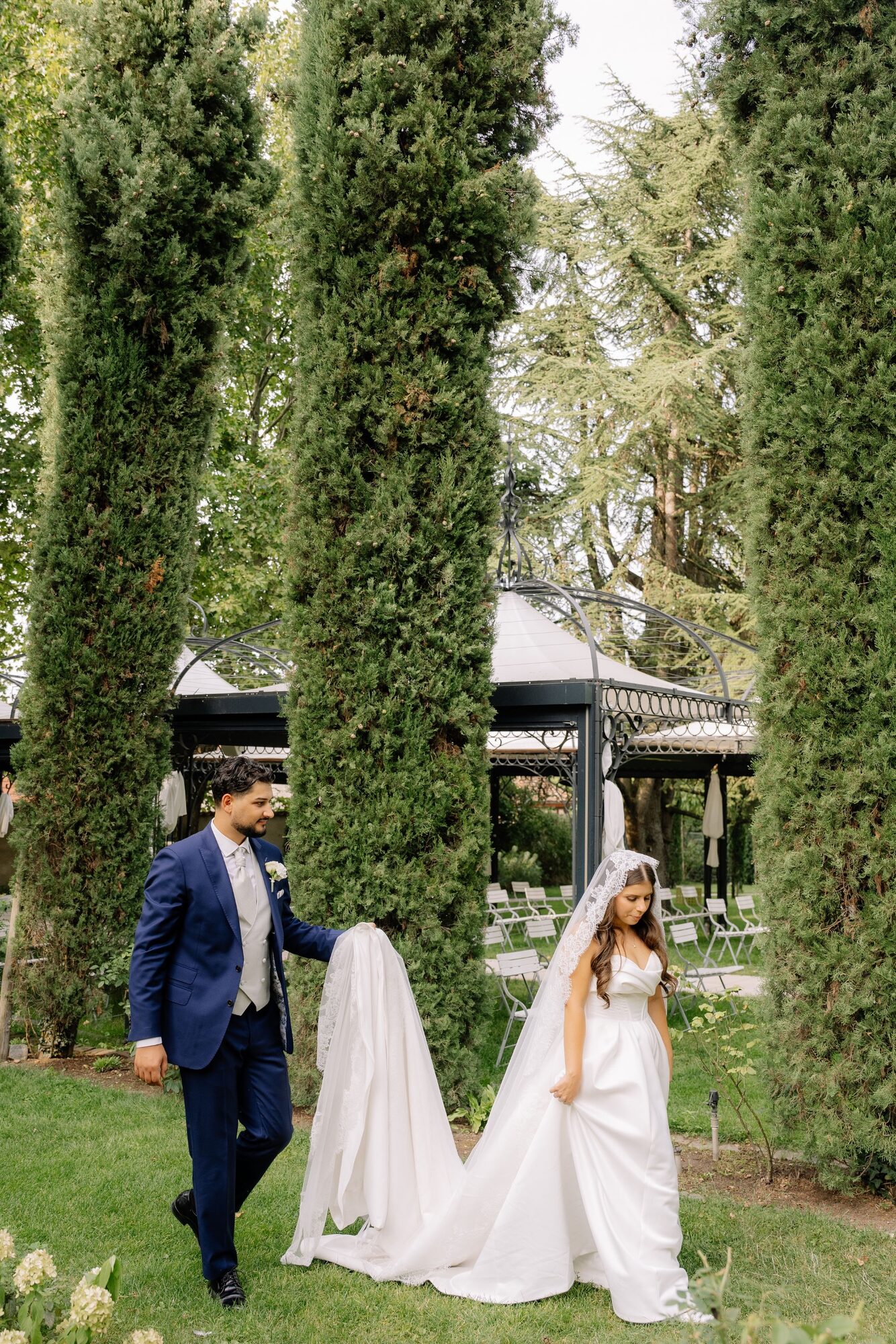 Hochzeitsfotograf Morrhof Großkarlbach – Brautpaar in der Zypressenallee.
