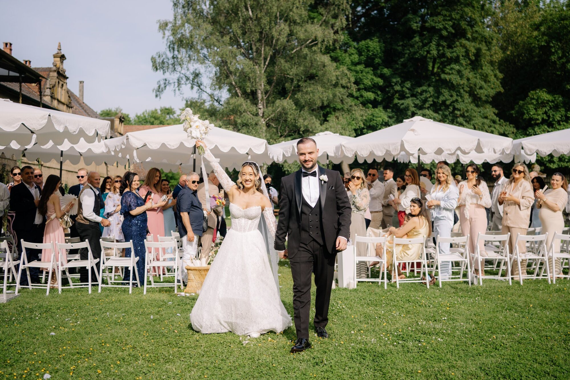 Hochzeitsfotograf Schlossgut Lautenbach – Auszug nach der freien Trauung im Garten.
