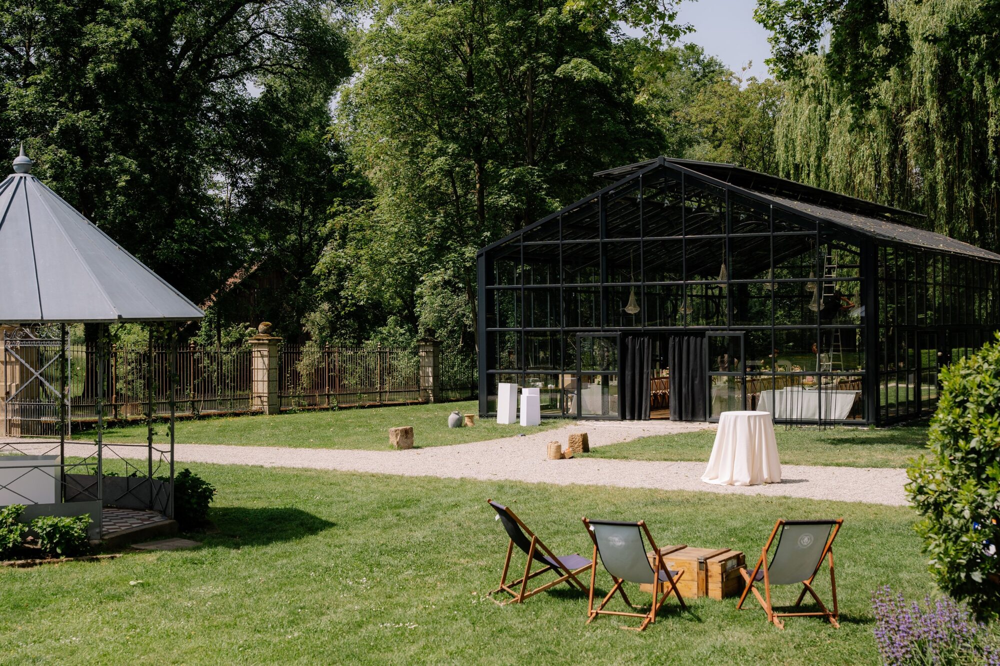 Der moderne Glaspavillon im Garten des Schlossguts