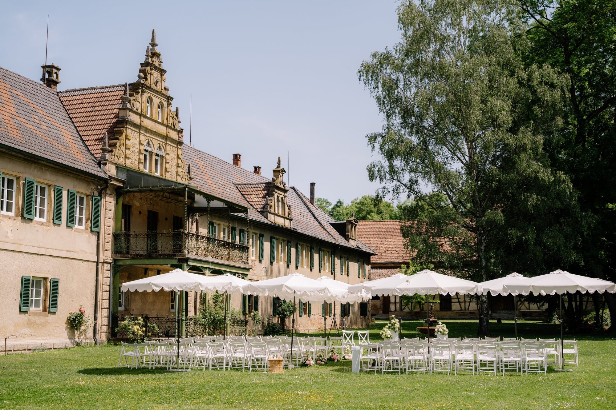 Hochzeitsfotograf Schlossgut Lautenbach – das historische Gutshaus mit grünen Fensterläden.